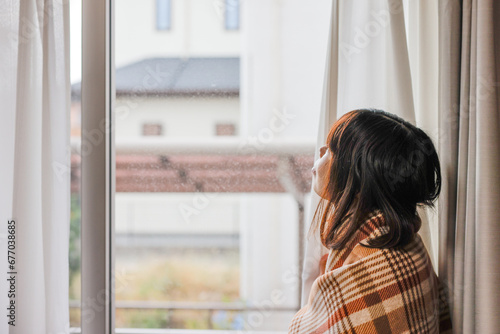 窓の外を確認する女性