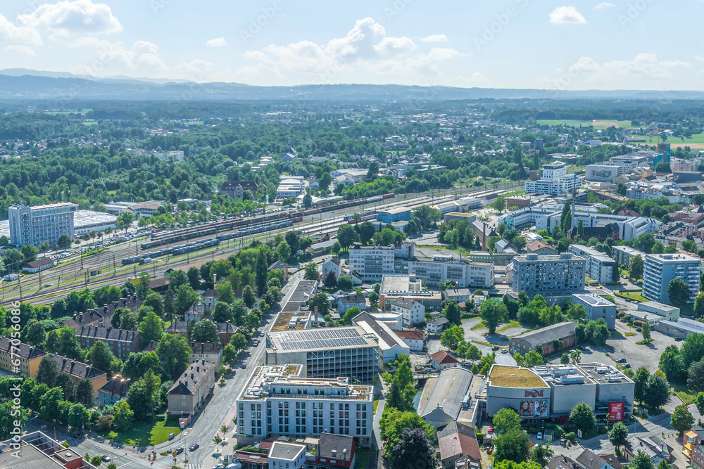 Rosenheim in Oberbayern aus der Luft, Blick zur südlichen Stadt rund um den Bahnhof