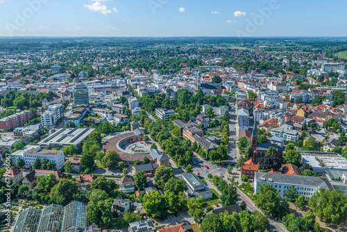Ausblick auf das Stadtzentrum von Rosenheim in Oberbayern aus der Luft