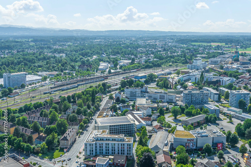 Rosenheim in Oberbayern aus der Luft, Blick zur südlichen Stadt rund um den Bahnhof © ARochau