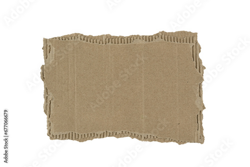 Trozo de cartón marrón recortado sobre fondo blanco
