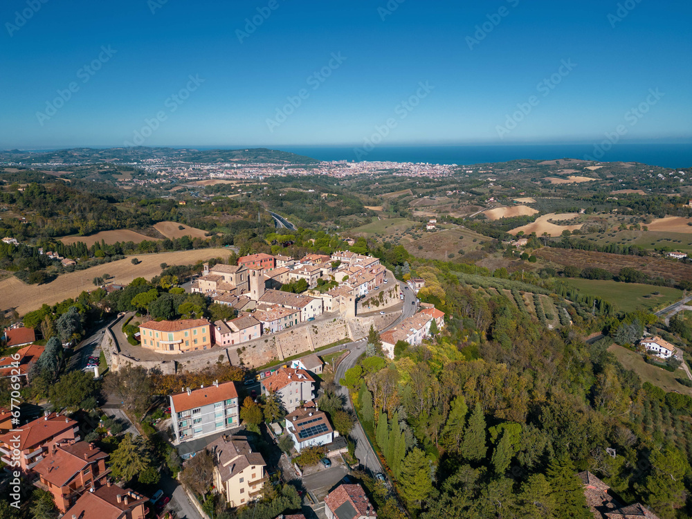 vista aerea del borgo medievale di Novilara in provincia di Pesaro e Urbino nella regione Marche
