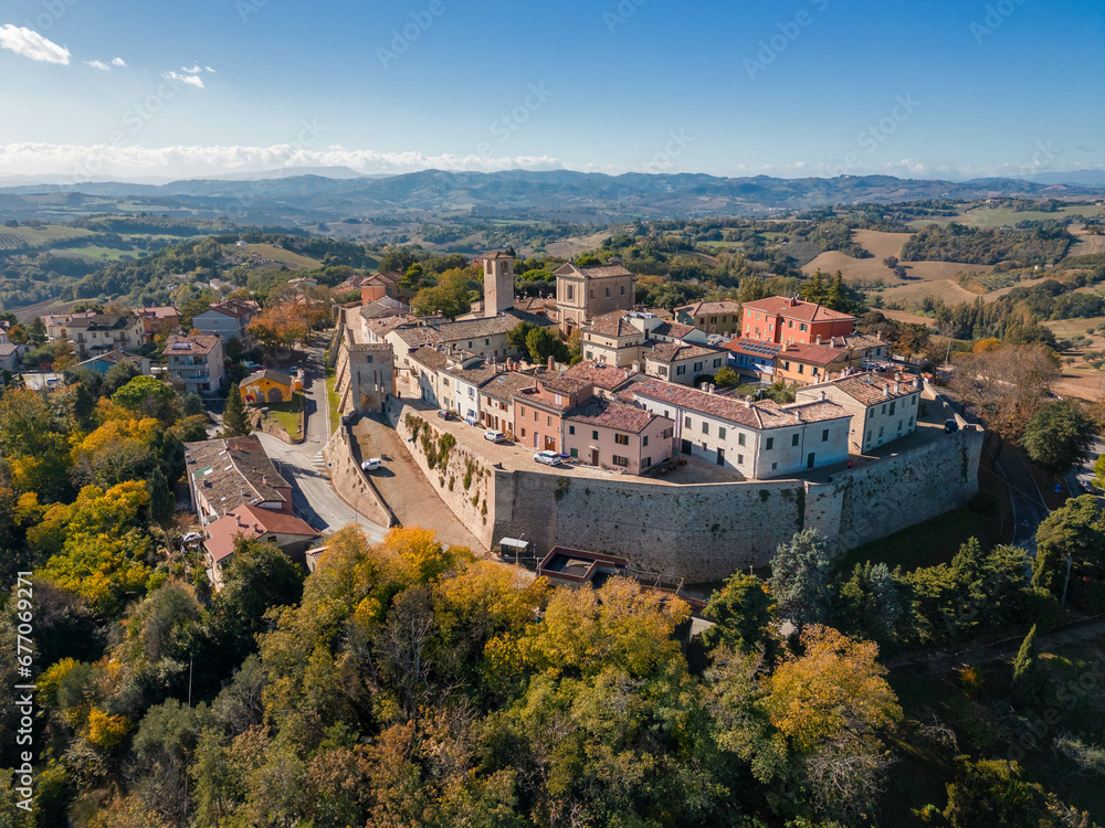 vista aerea del borgo medievale di Novilara in provincia di Pesaro e Urbino nella regione Marche