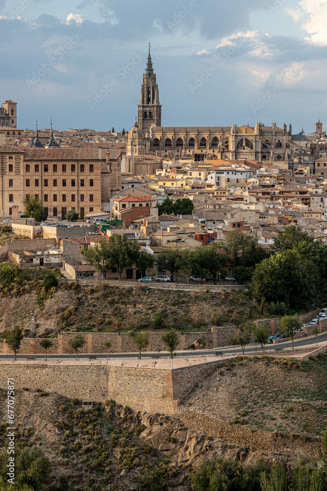 Ciudad medieval, catedral y alcázar en Toledo, España