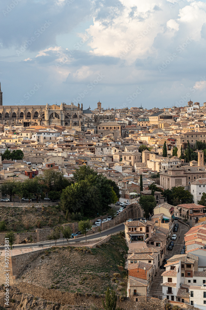 Obraz premium Ciudad medieval, catedral y alcázar en Toledo, España