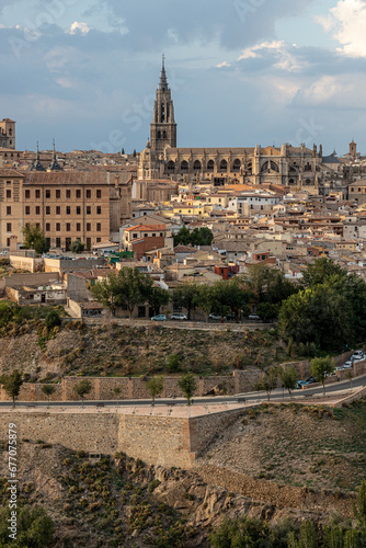 Ciudad medieval, catedral y alcázar en Toledo, España © Pedro