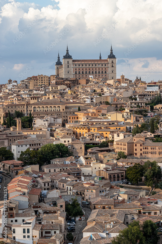 Ciudad medieval y alcázar en Toledo, España
