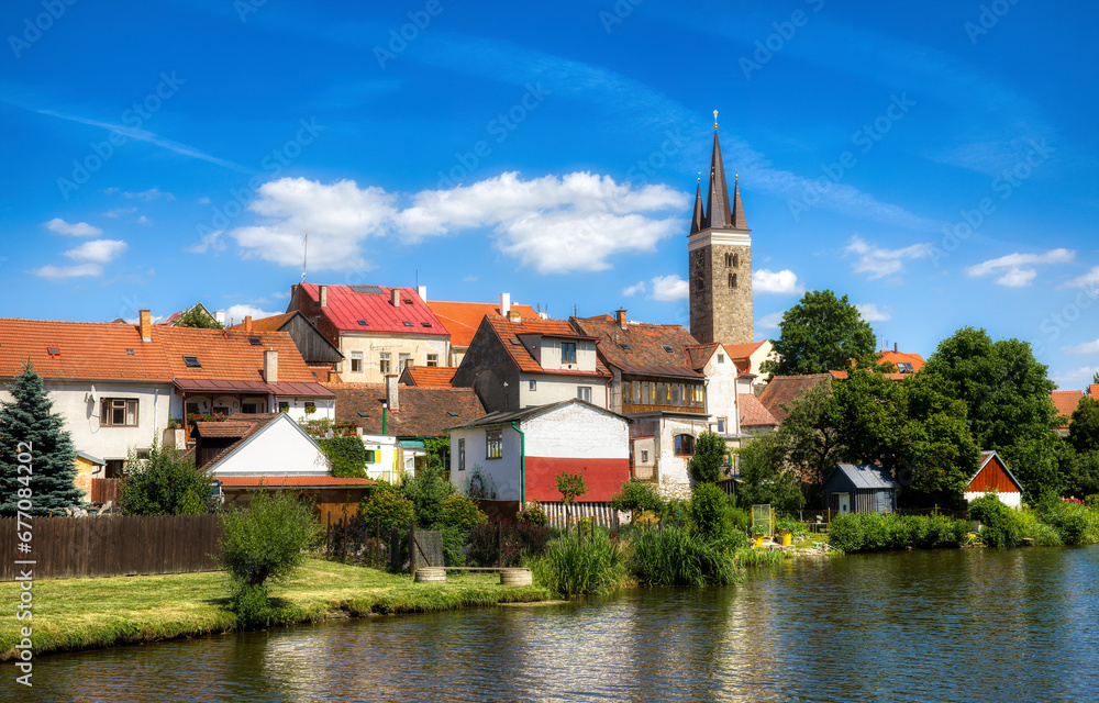 Obraz na płótnie Houses in Beautiful Telc by the Lake Ulicky Rybnik in the Czech Republic, with the Tower of the Church of the Holy Spirit w salonie