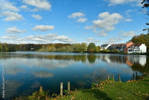 Nuages se reflétant dans les eaux du Grand Etang en pleine nature à la Hulpe en Brabant Wallon 