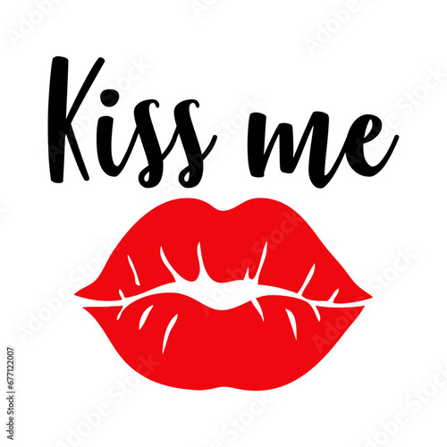 Logo con palabra kiss me en texto manuscrito con silueta de labios de mujer para su uso en invitaciones y tarjetas de San Valentín