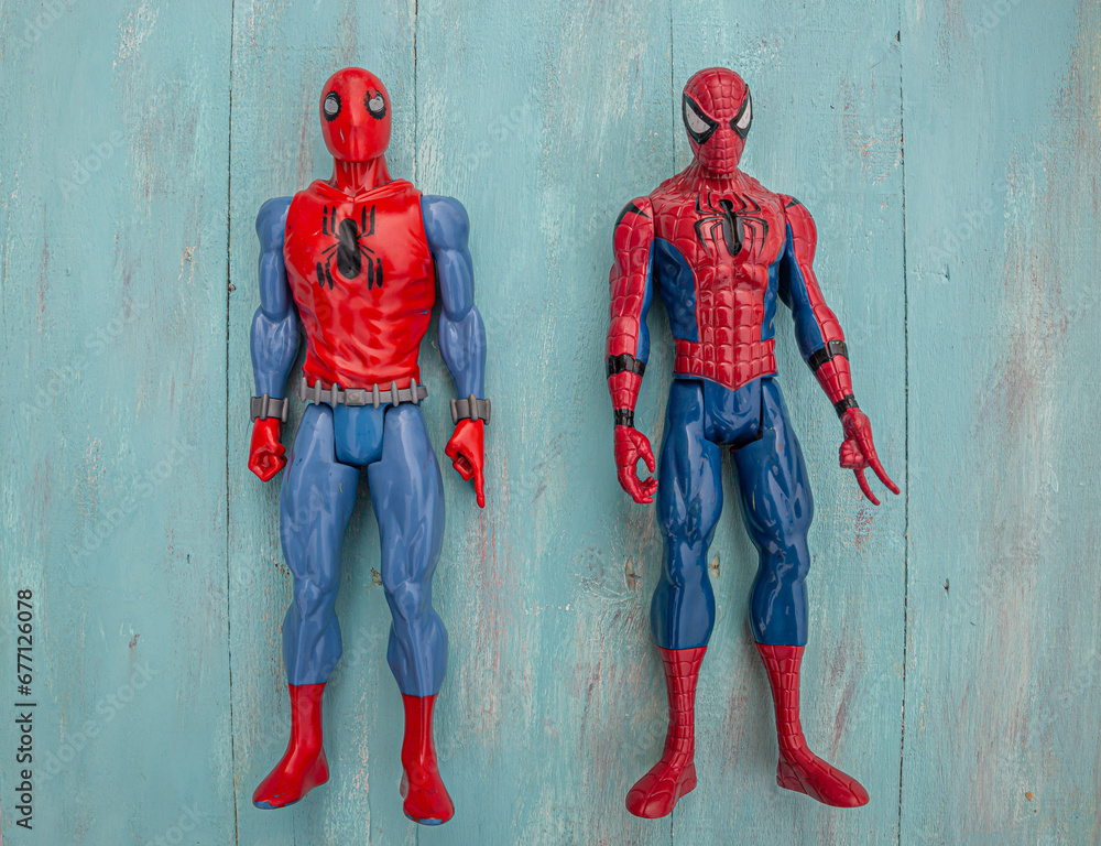 Naklejka premium Two toy figures of the great superhero Spiderman from Marvel (American comics publisher created in 1939)