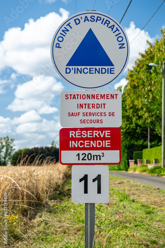 Billede på lærred Point d'aspiration incendie dans une commune