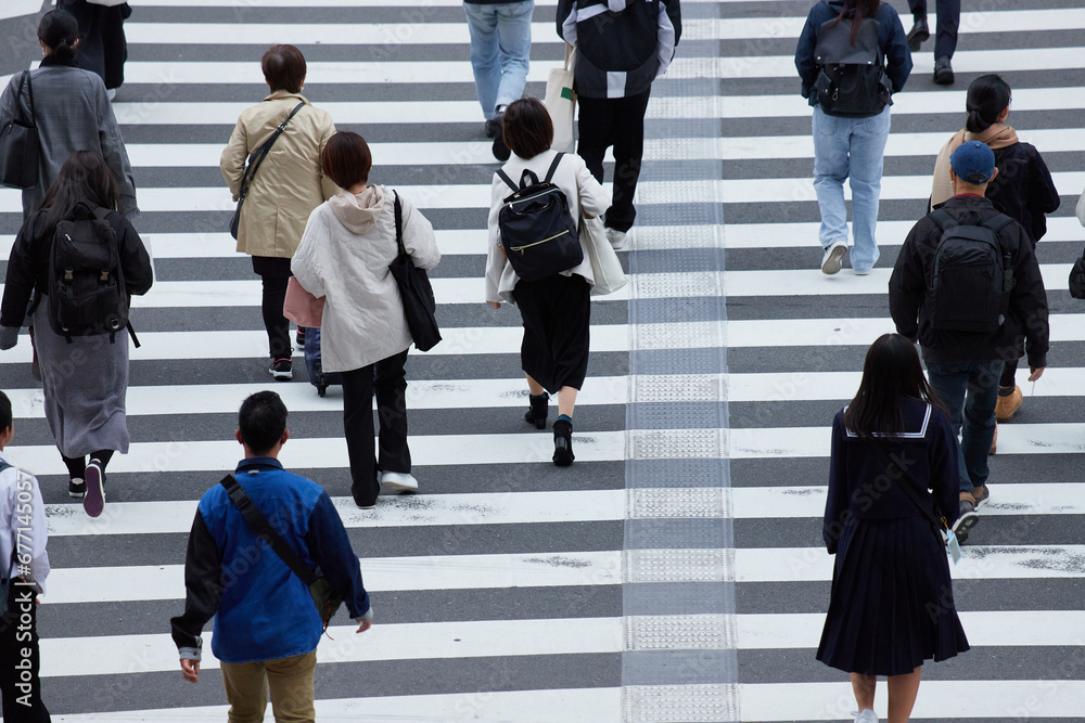 都市の交差点の横断歩道を渡る人々の姿 Stock Photo | Adobe Stock
