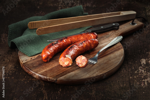 gegrillte Käsekrainer auf Holzbrett