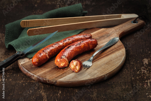 gegrillte Käsekrainer auf Holzbrett