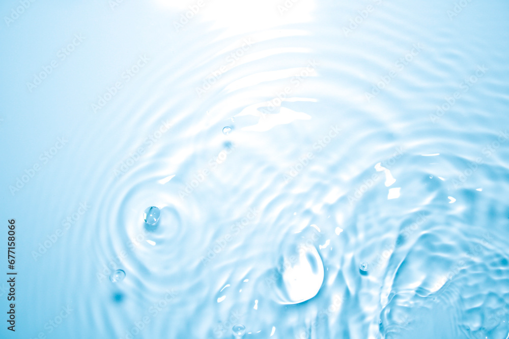 The surface of the water is transparent blue. The surface of the water is transparent blue.
