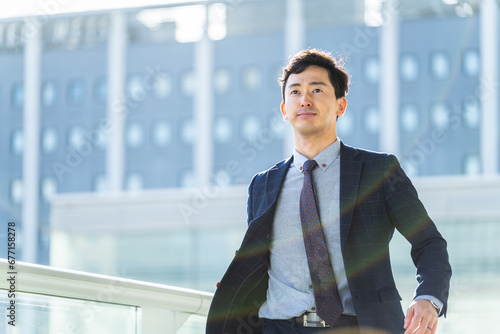 オフィス街を颯爽と歩く男性ビジネスマン