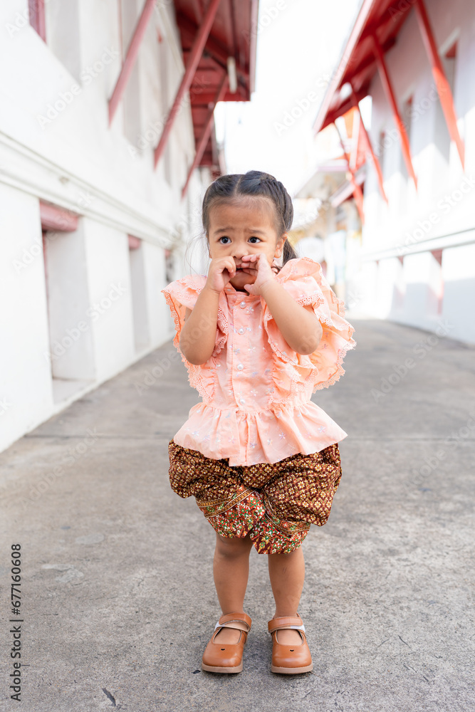 Φωτογραφία Adorable kindergarten girl wear Thai style costume travel in Wat Arun sightseein