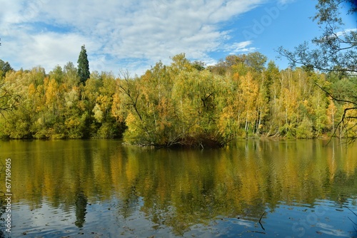 La végétation dense et luxuriante en automne se reflétant dans l'étang au domaine du château de la Hulpe 