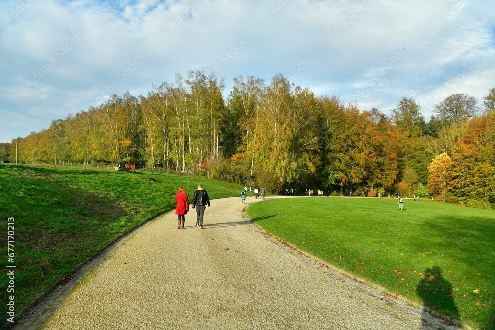 Promenade sur l'une des allées en gravier beige vers l'un des bois du domaines du château de la Hulpe Promenade sur l'une des allées en gravier beige vers l'un des bois du domaines du château de la Hulpe