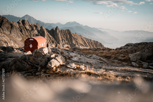 rote Biwakhütte in den italienischen Alpen, Biwak Ledu, Bivacco Petazzi (Ledu), Biwakschachtel am Comer See in Italien photo