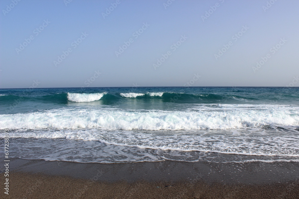 Hohe Wellen im Meer, starke Strömung