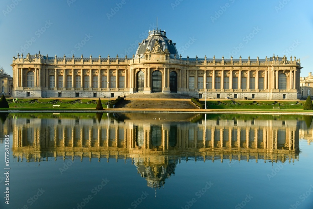 Le Musée National de l'Afrique Centrale se reflétant dans la pièce d'eau sous la lumière du coucher de soleil au parc de Tervuren à l'est de Bruxelles 