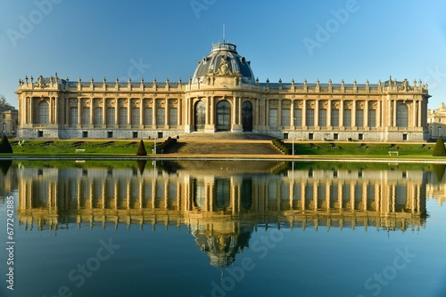 Le Musée National de l'Afrique Centrale se reflétant dans la pièce d'eau sous la lumière du coucher de soleil au parc de Tervuren à l'est de Bruxelles 