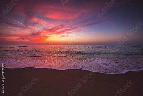 Fototapeta Naklejka Na Ścianę i Meble -  Beautiful cloudscape over the sea waves and tropical beach, seascape  sunrise or color sunset