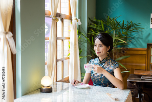 Obraz na plátně Chinese woman in the traditional vintage tea house