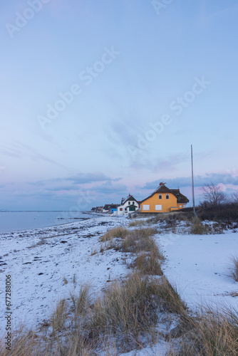 Fototapeta Naklejka Na Ścianę i Meble -  Bunte Strandhäuser an der Ostsee in Heiligenhafen im Winter.