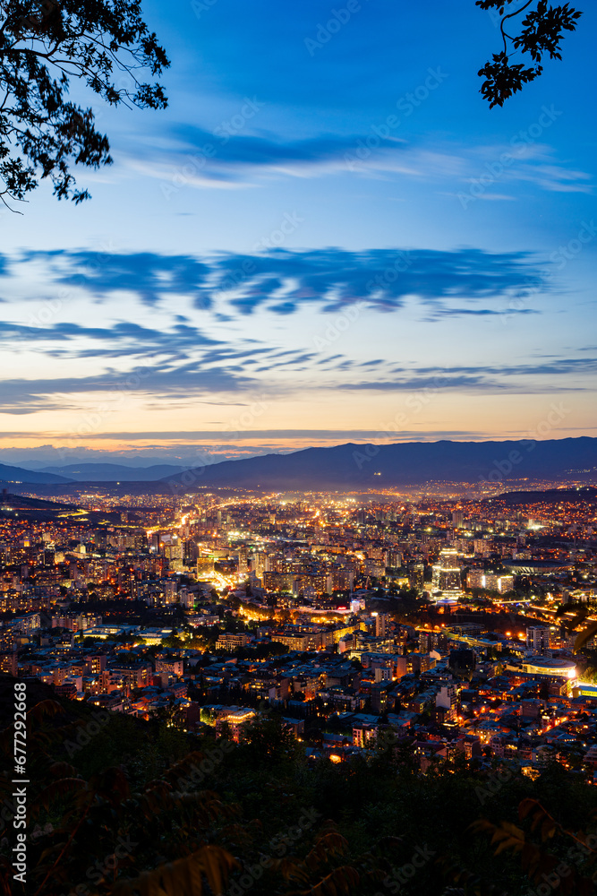 Obraz premium Capturing Mtatsminda Park sunset Tbilisi's Majesty in the Panoramic view Over the Mountains – A Tapestry of Georgia's Capital