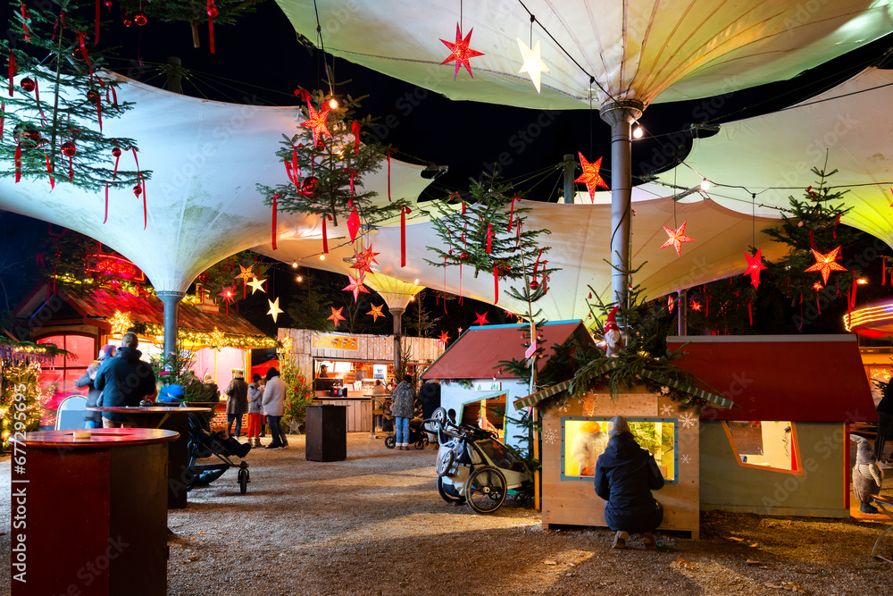 Christmas market in Konstanz next to the lake with food, gifts, mulled wine and many lights.