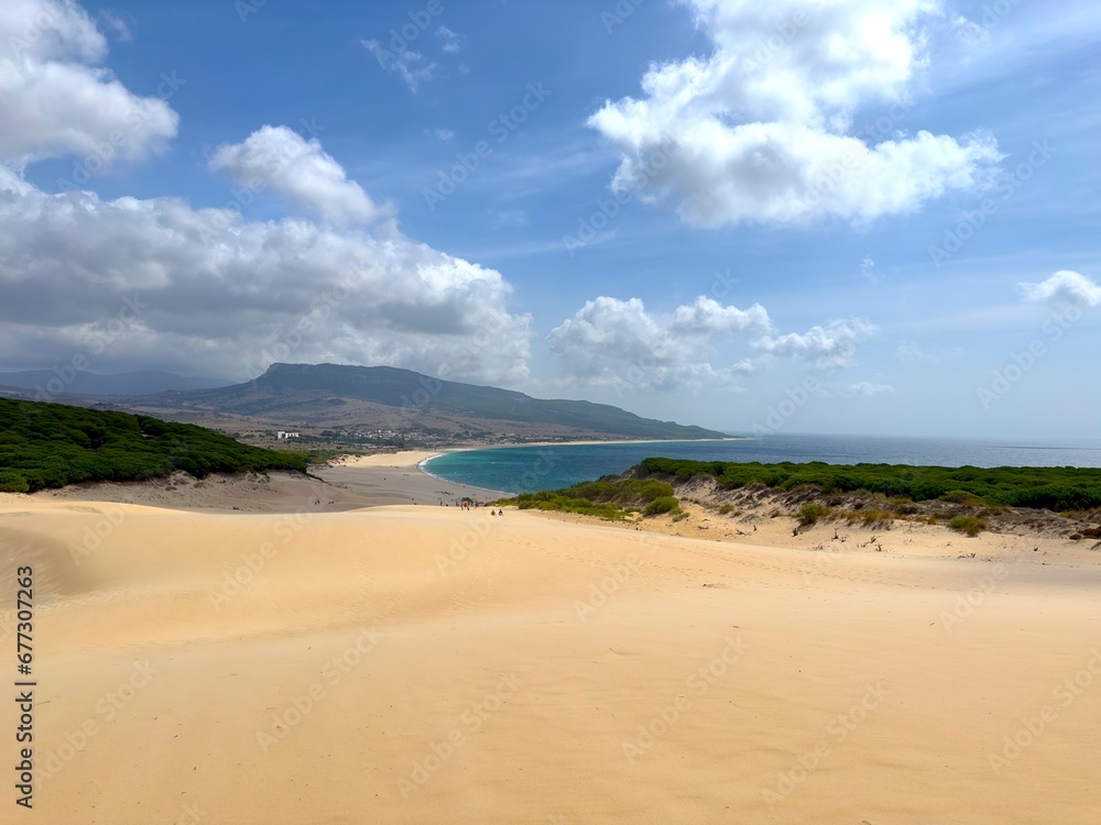 Vista desde la cima de las altas dunas de arena de Bolonia con vistas hacia el Océano Atlántico, Bolonia, Costa de la Luz, Andalucía, Cádiz, España