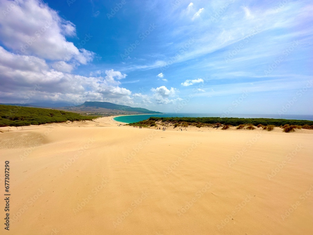 Blick vom höchsten Punkt der Sanddüne in Bolonia mit Blick auf den Atlantischen Ozean, Bolonia, Costa de la Luz, Andalusien, Cádiz, Spanien