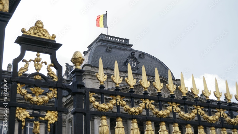 Obraz premium Closeup shot of the flag of Belgium on top of a historical building