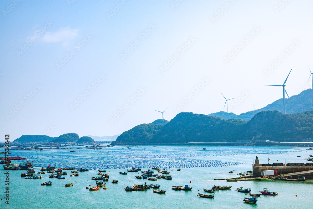 Obraz premium Lianjiang County, Fuzhou City, Fujian Province - Scenery of the bay fishing port against the blue sky