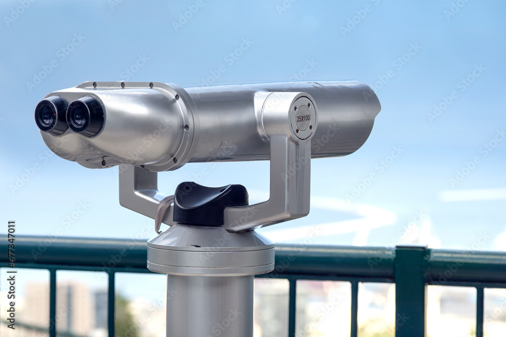 Optical binoculars for observing the horizon