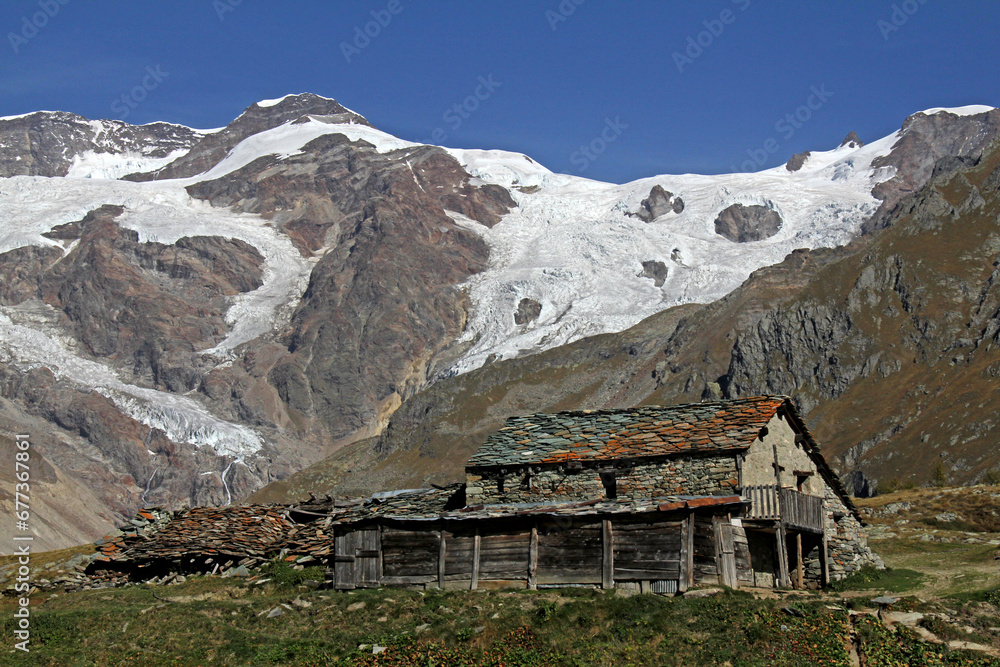 una baita dell'alpeggio di Sant'Anna e il Monte Rosa; alta Valle di Gressoney