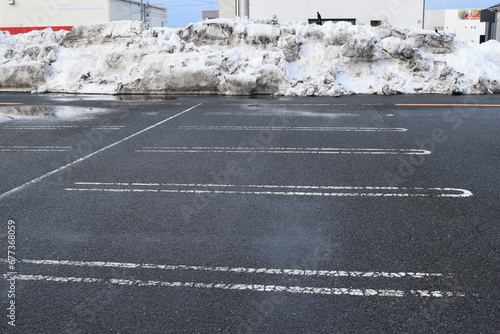 除雪した豪雪地方の駐車場