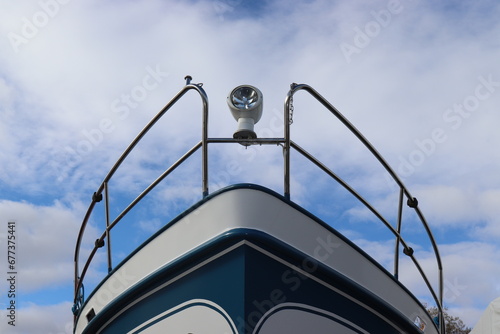 Bug einer Yacht mit Reeling.