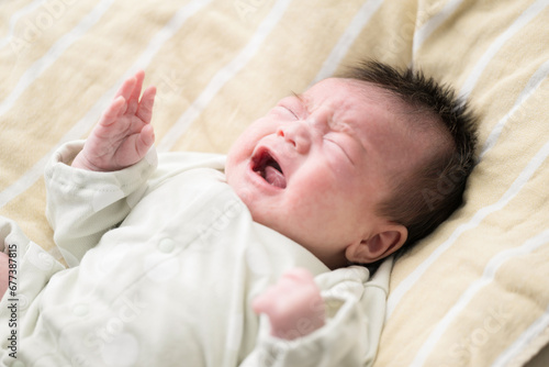 元気いっぱい泣く新生児の赤ちゃんのクローズアップ俯瞰 photo