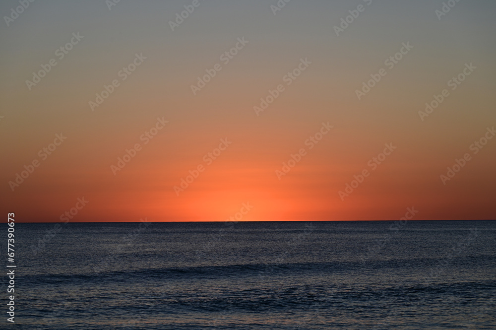 Obraz premium Colorful twilight sky over Gulf of Mexico off Panama City Beach, Florida after sunset on cloudless autumn evening.
