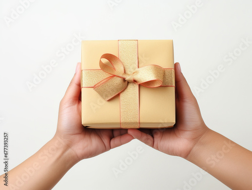 hand holding a gift box © Ser_Studio