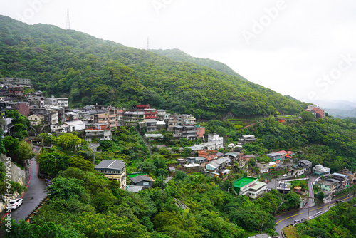 山の斜面に立つ建物の風景（台湾九份）