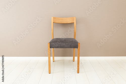 Fototapeta Naklejka Na Ścianę i Meble -  壁の前に置かれた椅子