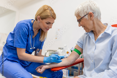 Foto Medical technologist doing a blood draw services for patient
