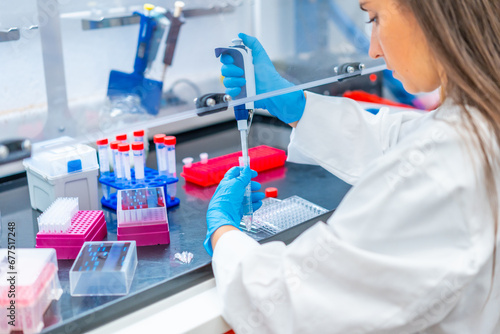 Fotografie Woman pip petting cells in a laboratory