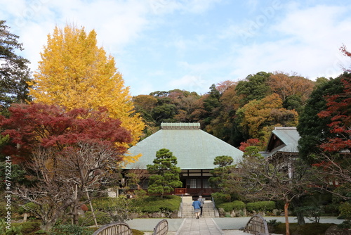 秋の鎌倉。紅葉の浄妙寺本堂。