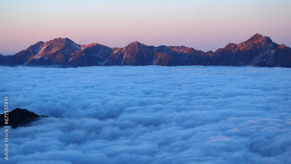 日本北アルプス・雲海に浮かぶ立山～剱岳